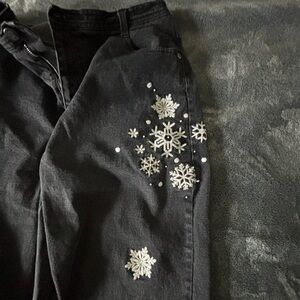 Black faded large jeans w snowflake winter embroidered. Partial elastic waist